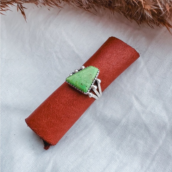 Vintage size 8 Navajo turquoise ring - Picture 2 of 4